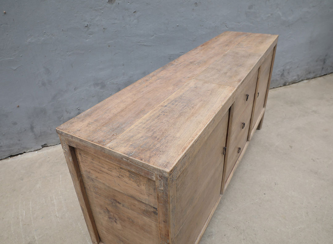 52-5147, Sideboard with doors and drawers