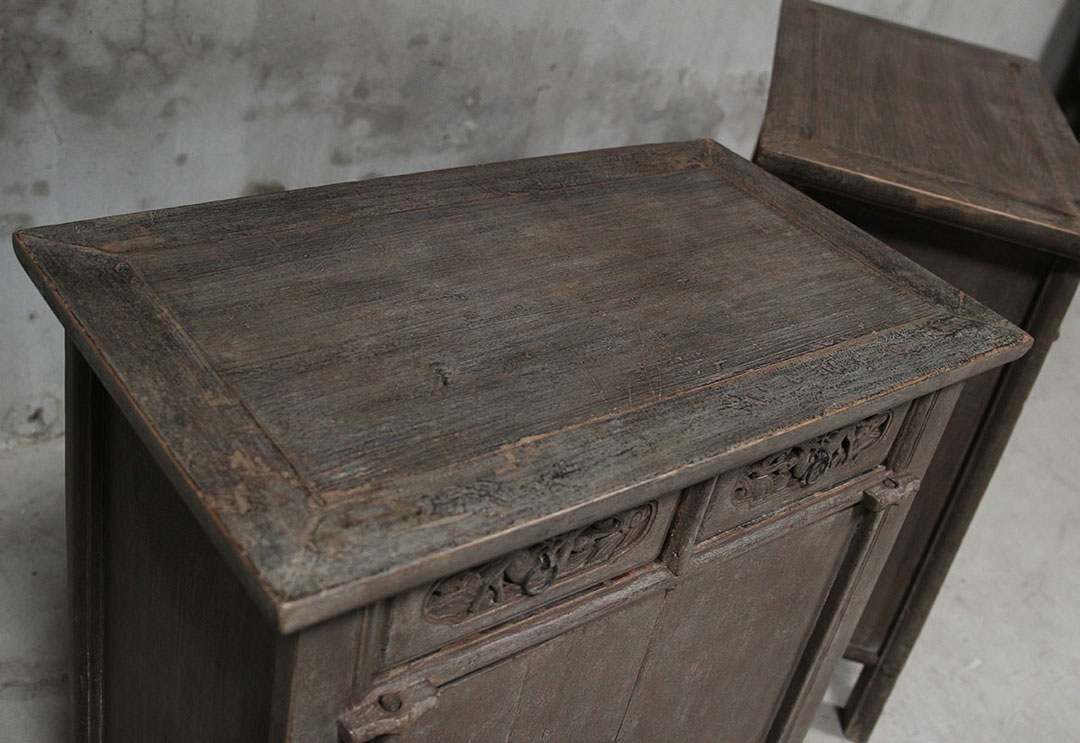 A328, Set of 2 wooden cabinets 