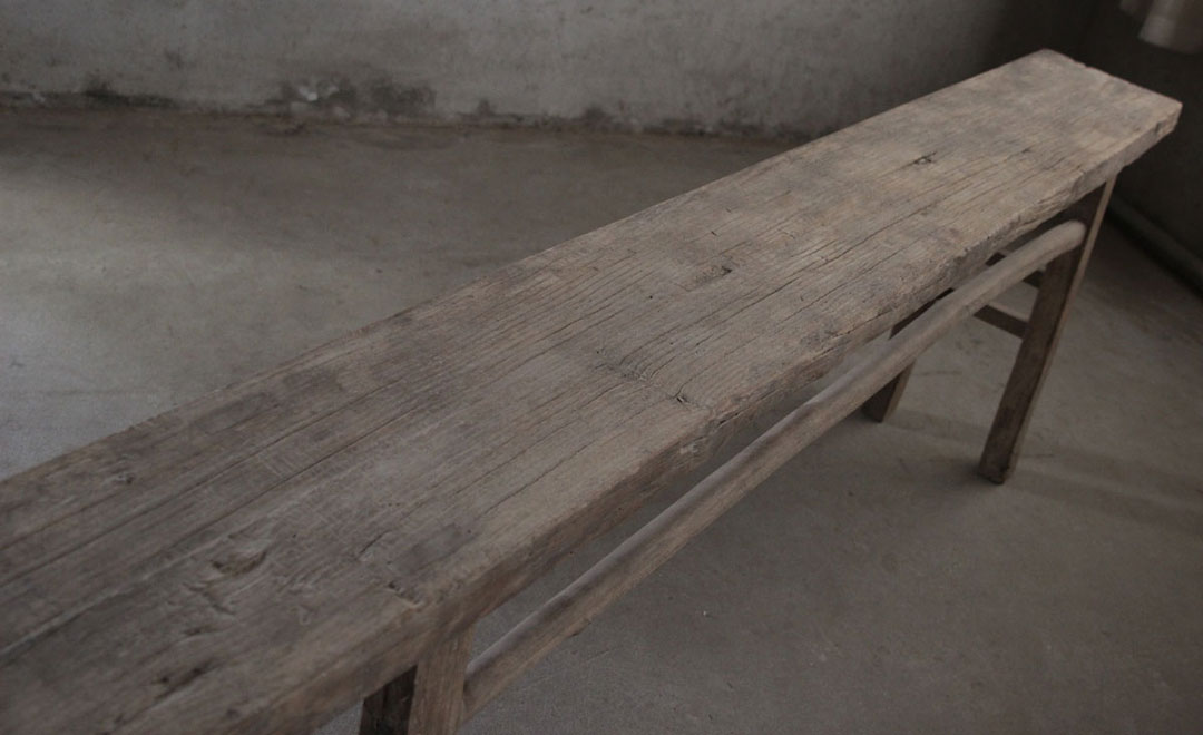 B-T 1369, Long wooden sidetable