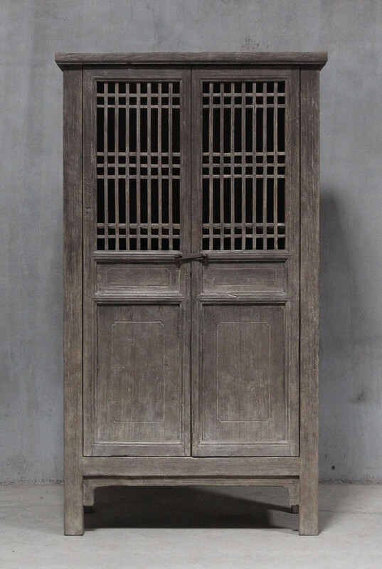 BT 1573, Cabinet with detailed doors