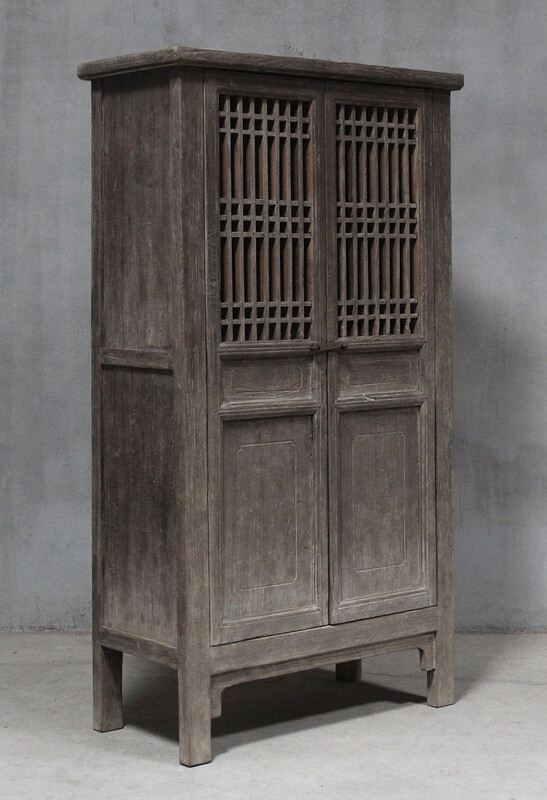 BT 1573, Cabinet with detailed doors