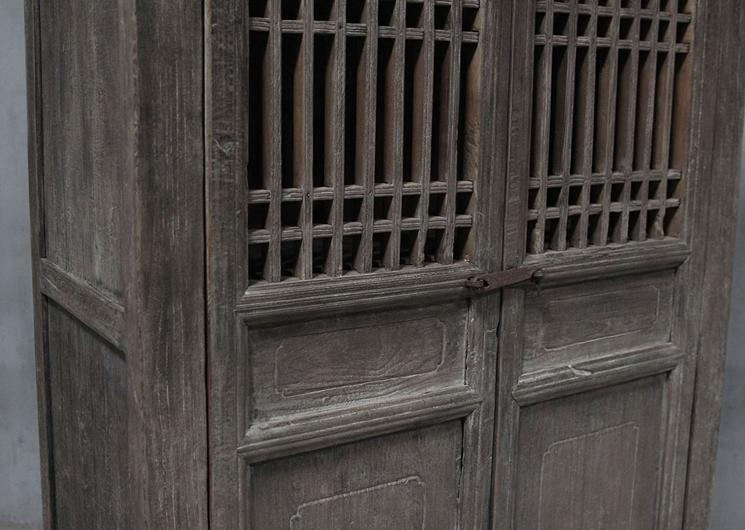 BT 1573, Cabinet with detailed doors