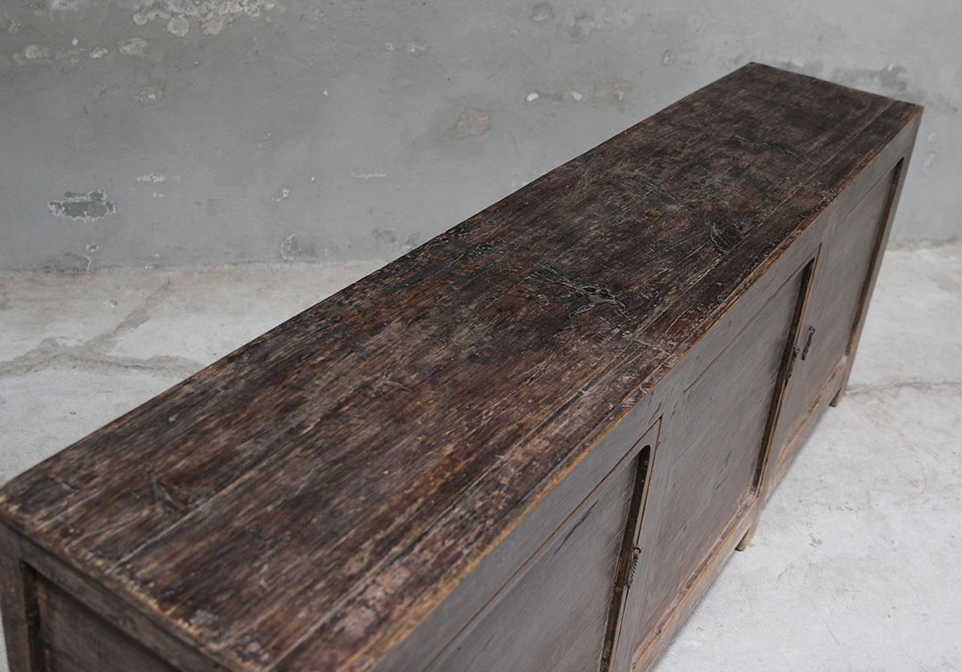 BT-1987, Dark wooden dresser