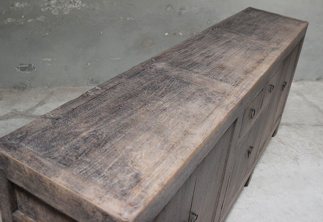 BT-1990, Dark wooden dresser 