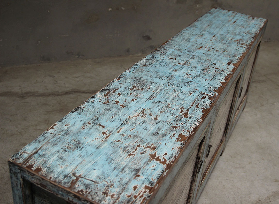 BT-1992, Unique blue dresser