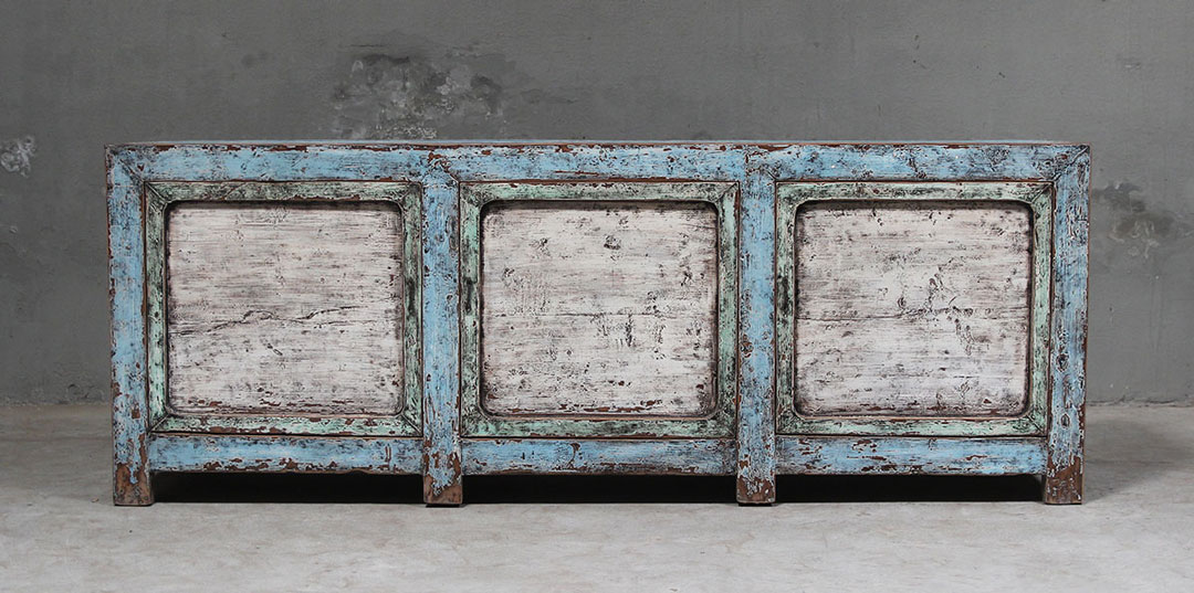 BT-1992, Unique blue dresser