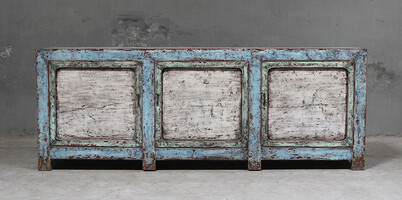 BT-1992, Unique blue dresser