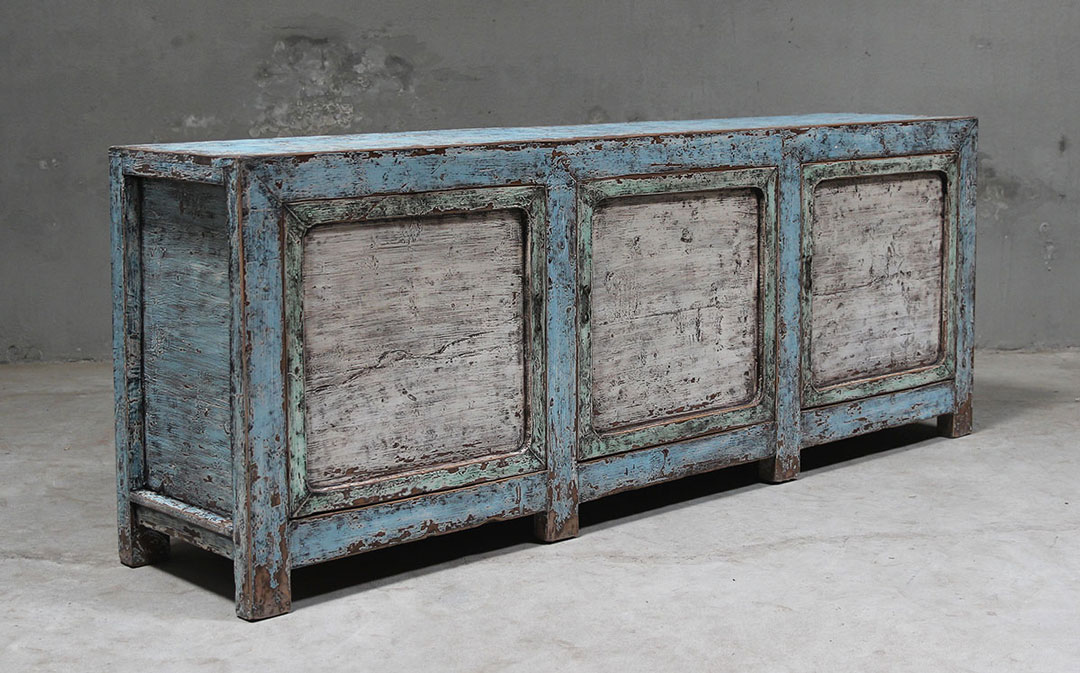 BT-1992, Unique blue dresser