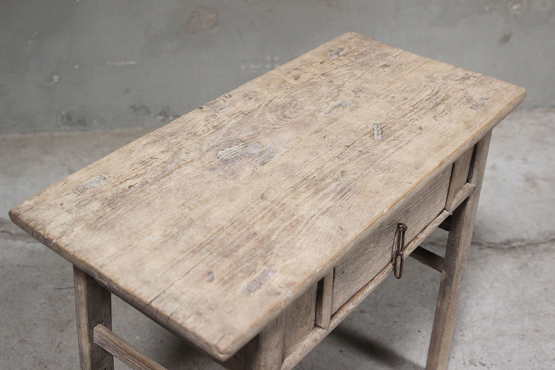 BT-2005, Wooden side table