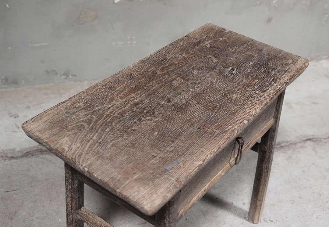 BT-2006, Dark wooden side table 