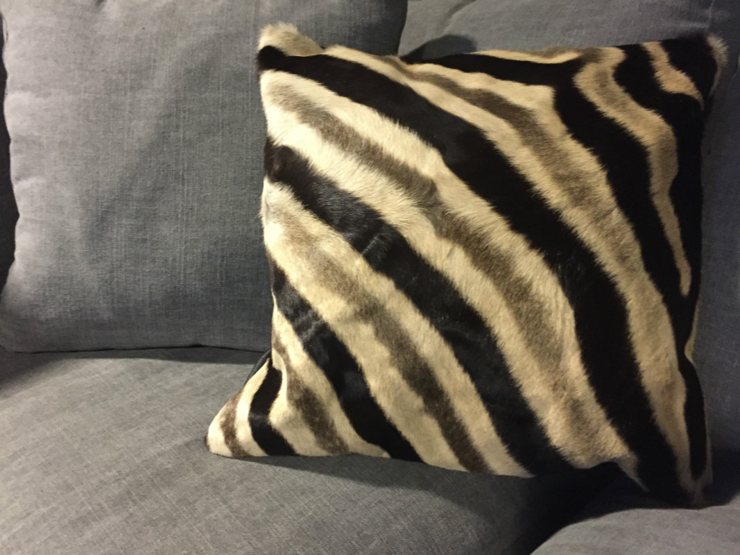 Inzichtelijk opgroeien kussen DE 141, Pillows made from zebra skin - Kussens, plaids en kleden - De Jong  Interieur