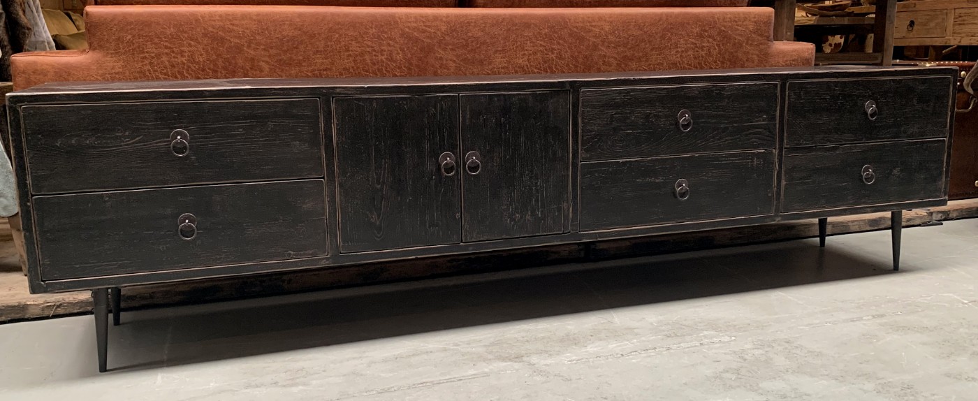 TV meubel met mooie zwarte patina. 2-deurs, 6 lades. - tv dressoir, tvmeubel, tv, kast, televisie, - landelijke meubels, voor landelijke inrichting, - De Jong Interieur