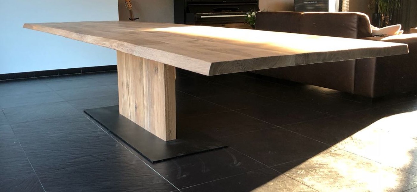 Oxideren herberg Staren Fraaie zware eiken tafel. De tafel is voorzien van een slanke hou -  eetkamertafel - Antieke tafels, tafels van oud hout. landelijke tafels. -  De Jong Interieur