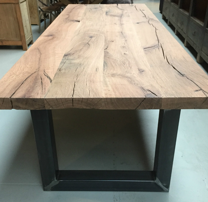 Zware rustieke eiken tafel. Het blad is 6cm - eetkamertafel Antieke tafels, tafels van hout. landelijke tafels. - De Interieur