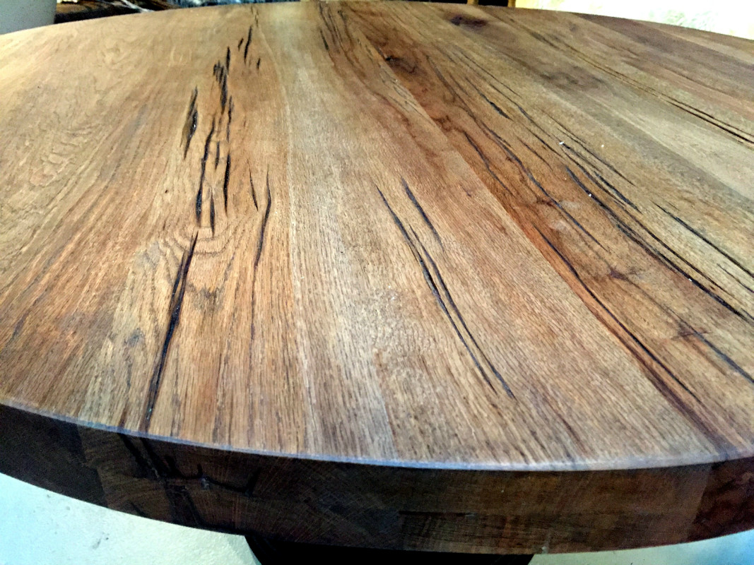 ronde tafel. De tafel heeft een zware massieve voet eetkamertafel - Antieke tafels, tafels van hout. landelijke tafels. - De Jong Interieur