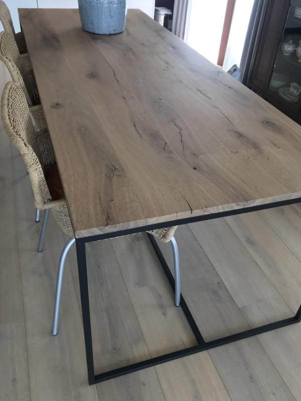 In de meeste gevallen Dat Edele Tafel met stalen onderstel en blad gemaakt van Frans gebakken eik -  eetkamertafel - Antieke tafels, tafels van oud hout. landelijke tafels. -  De Jong Interieur