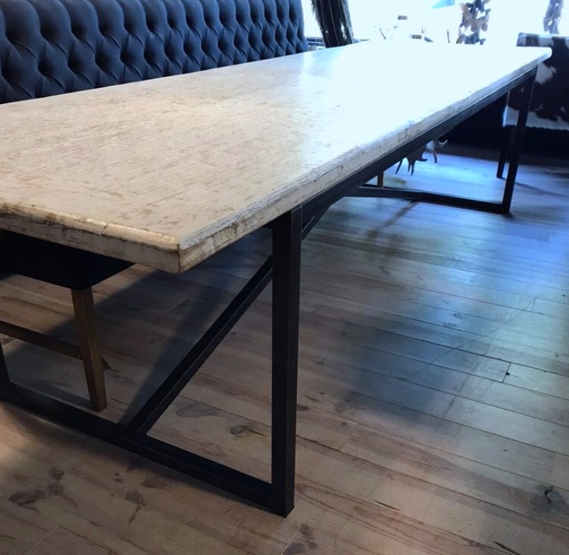 paus Wens salaris Prachtige grote witte tafel met ijzeren onderstel. - eetkamertafel -  Antieke tafels, tafels van oud hout. landelijke tafels. - De Jong Interieur