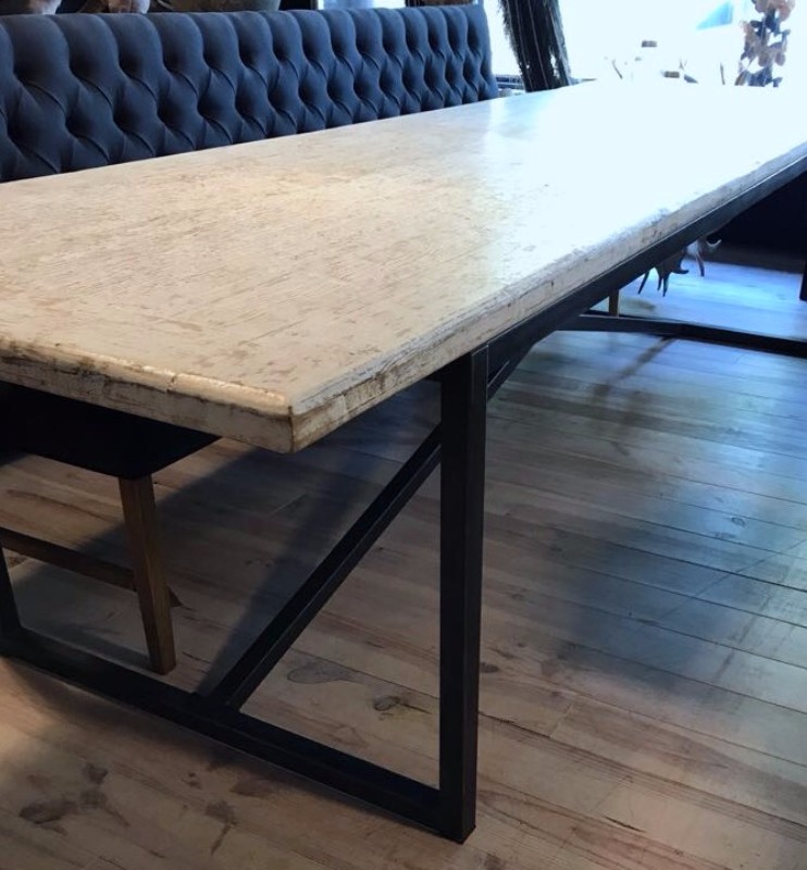 Geef energie Hymne Muildier Prachtige grote witte tafel met ijzeren onderstel. - eetkamertafel -  Antieke tafels, tafels van oud hout. landelijke tafels. - De Jong Interieur