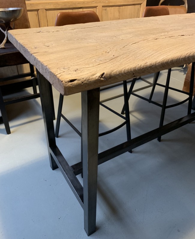 Verschuiving Klik Overblijvend Hoge tafel met ruig blad van elmhout en stalen onderstel. - eetkamertafel -  Antieke tafels, tafels van oud hout. landelijke tafels. - De Jong Interieur