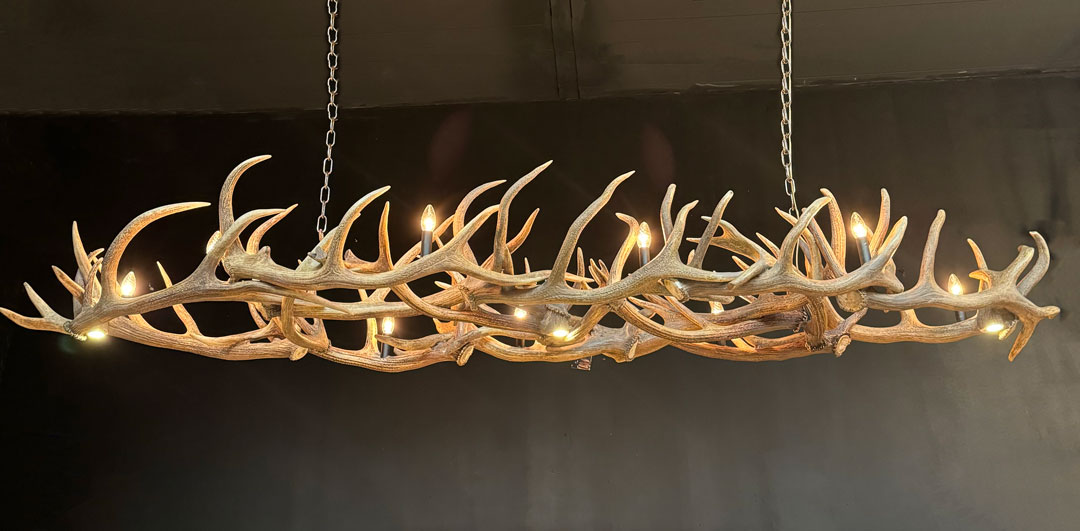 HG 247-A, Chandelier made of deer antlers with 10 lamps and 3 spots