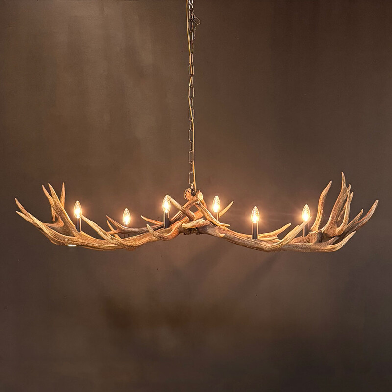 HG 270, Antler chandelier with 6 lamps and 2 spots.