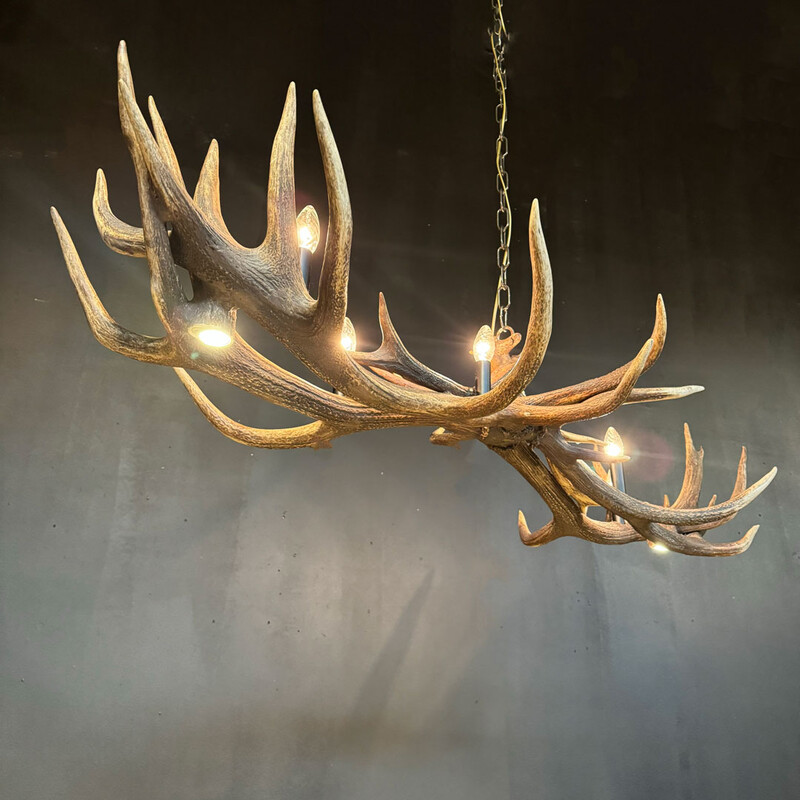 HG 270, Antler chandelier with 6 lamps and 2 spots.