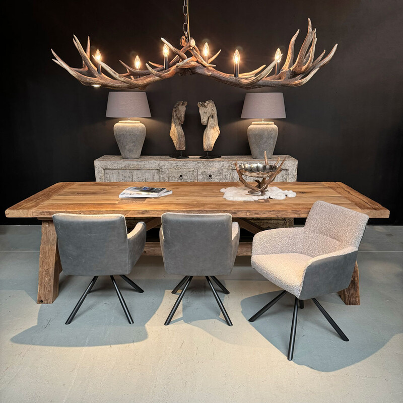 HG 270, Antler chandelier with 6 lamps and 2 spots.