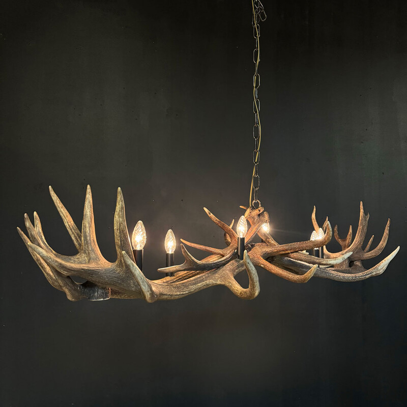 HG 270, Antler chandelier with 6 lamps and 2 spots.