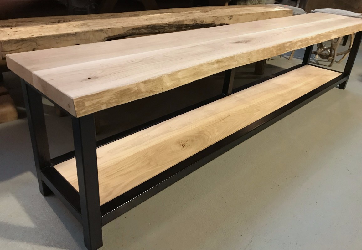 Banken gemaakt van eikenhout gecombineerd met een stalen frame. W - banken en krukjes voor binnen en buiten - Zitmeubels, banken, stoelen sofa's - De Interieur