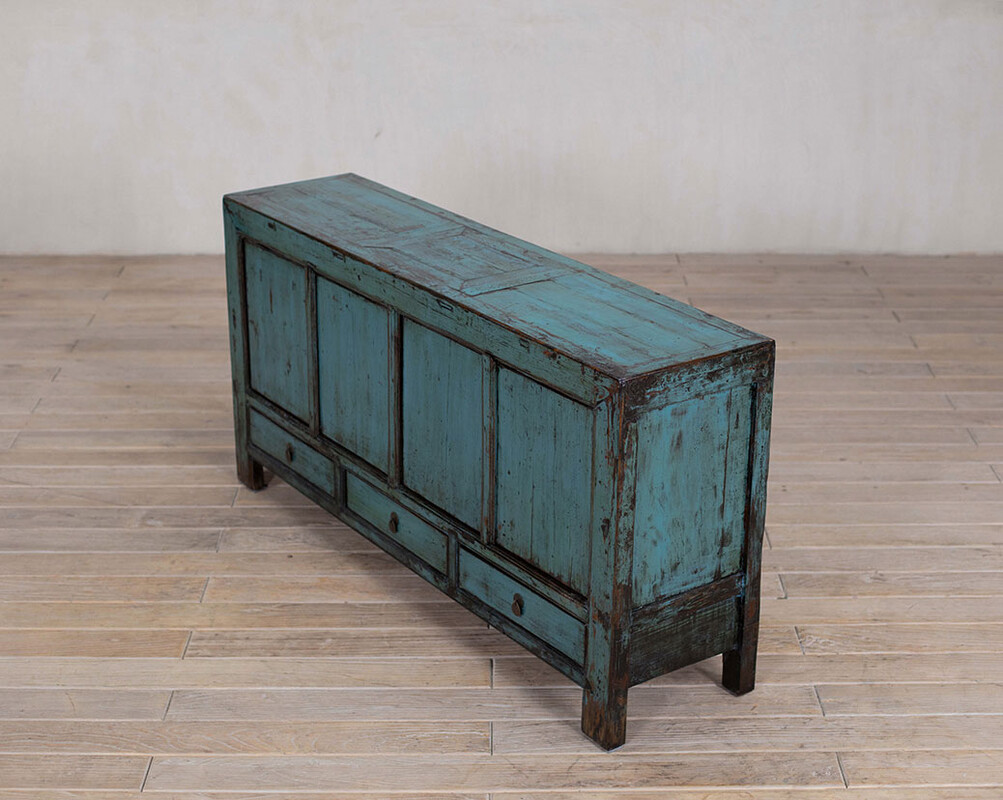 L-05, Bright blue dresser