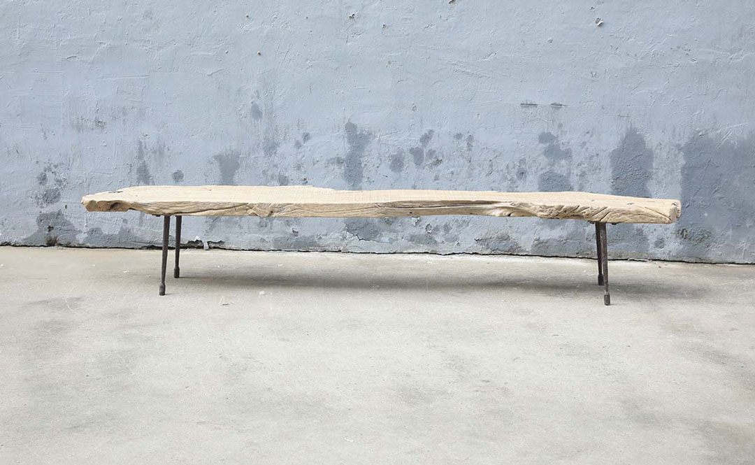 L221, Coffee table with pointed leg
