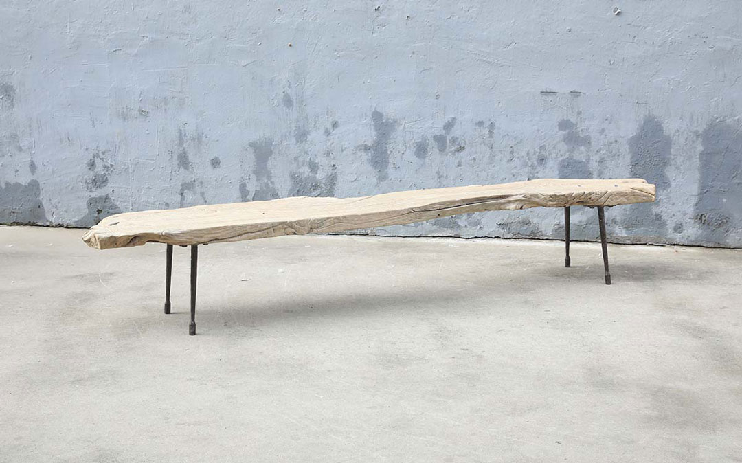 L221, Coffee table with pointed leg