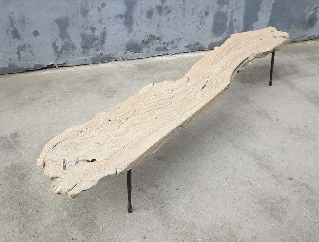 L221, Coffee table with pointed leg