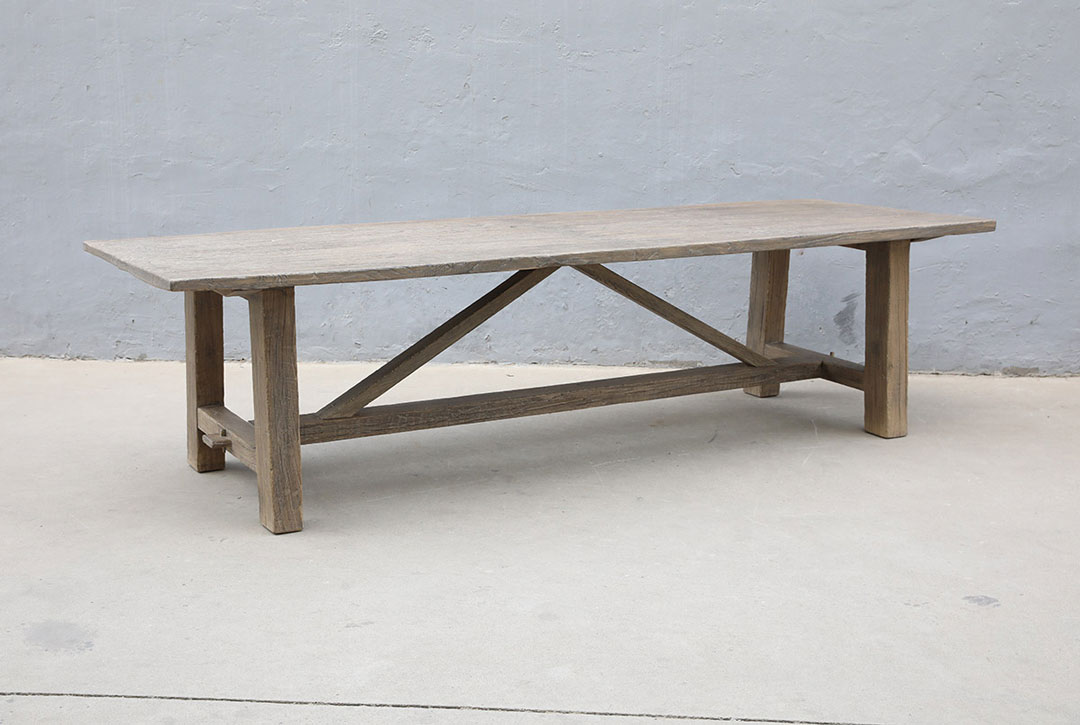 L262, Wooden dining table