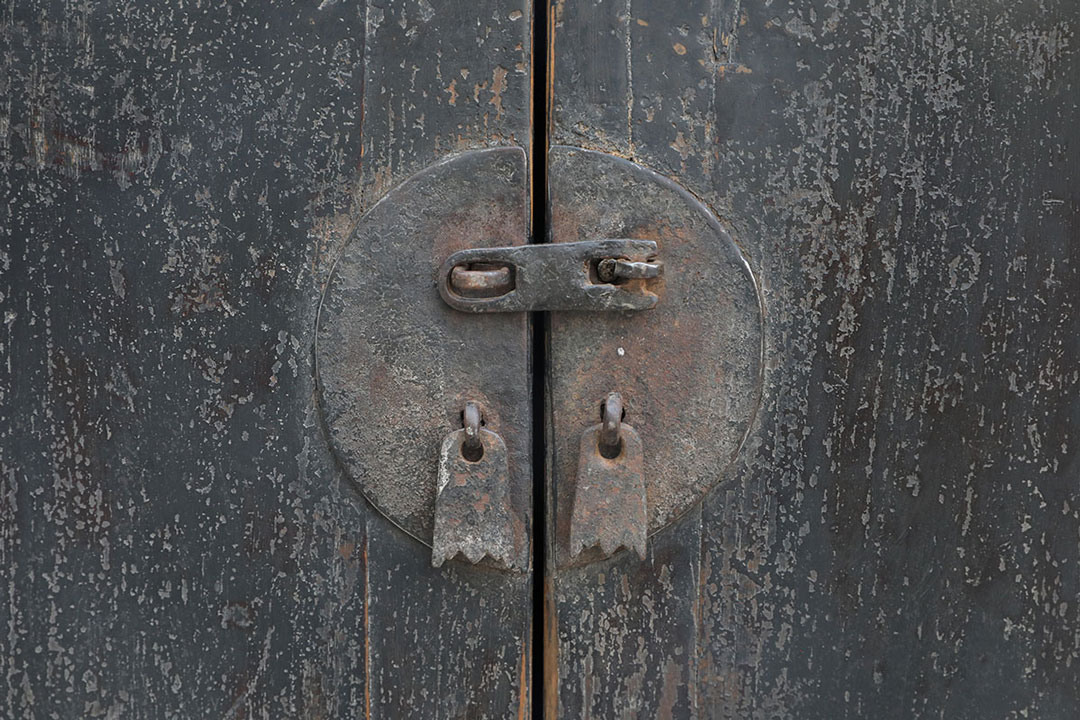 L300, Black side table