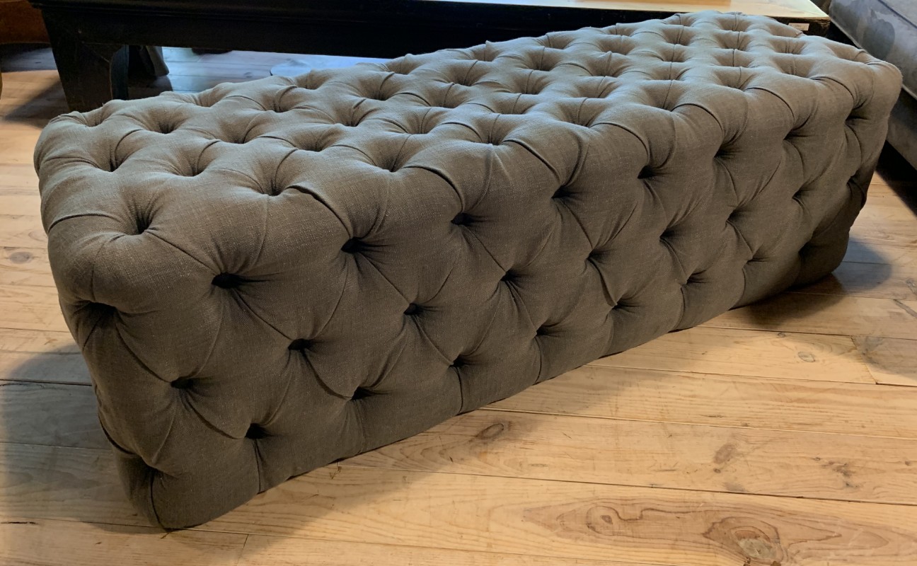 Gecapitonneerde poef. Deze poef kan in elke gewenste formaat en - Poefen, koeienhuid poeven, poef rond, poef vierkant, - Zitmeubels, banken, fauteuils, stoelen sofa's - De Interieur