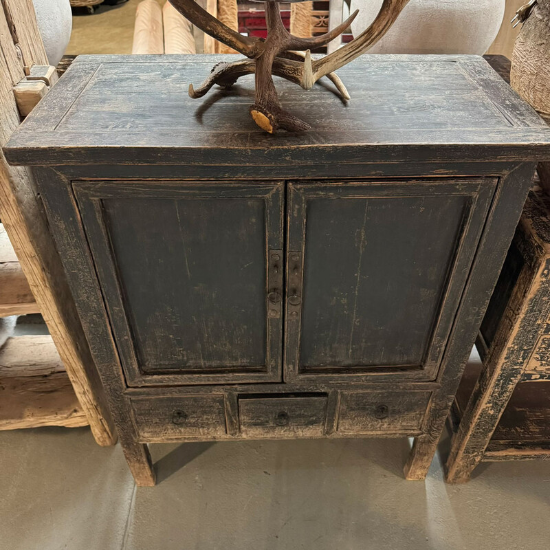 SDS 004, Small black cabinet