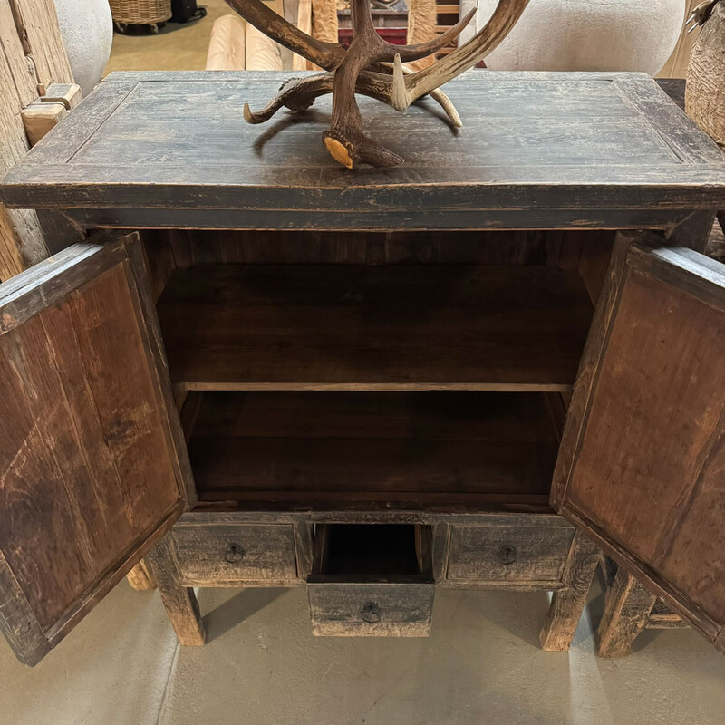 SDS 004, Small black cabinet