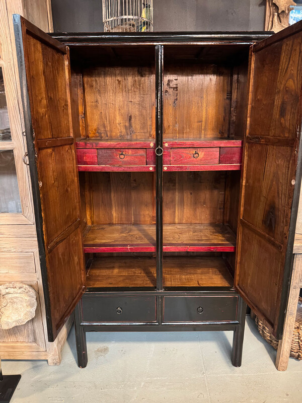 SKT 001, Black cabinet