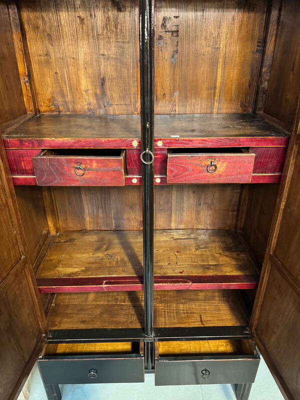 SKT 001, Black cabinet