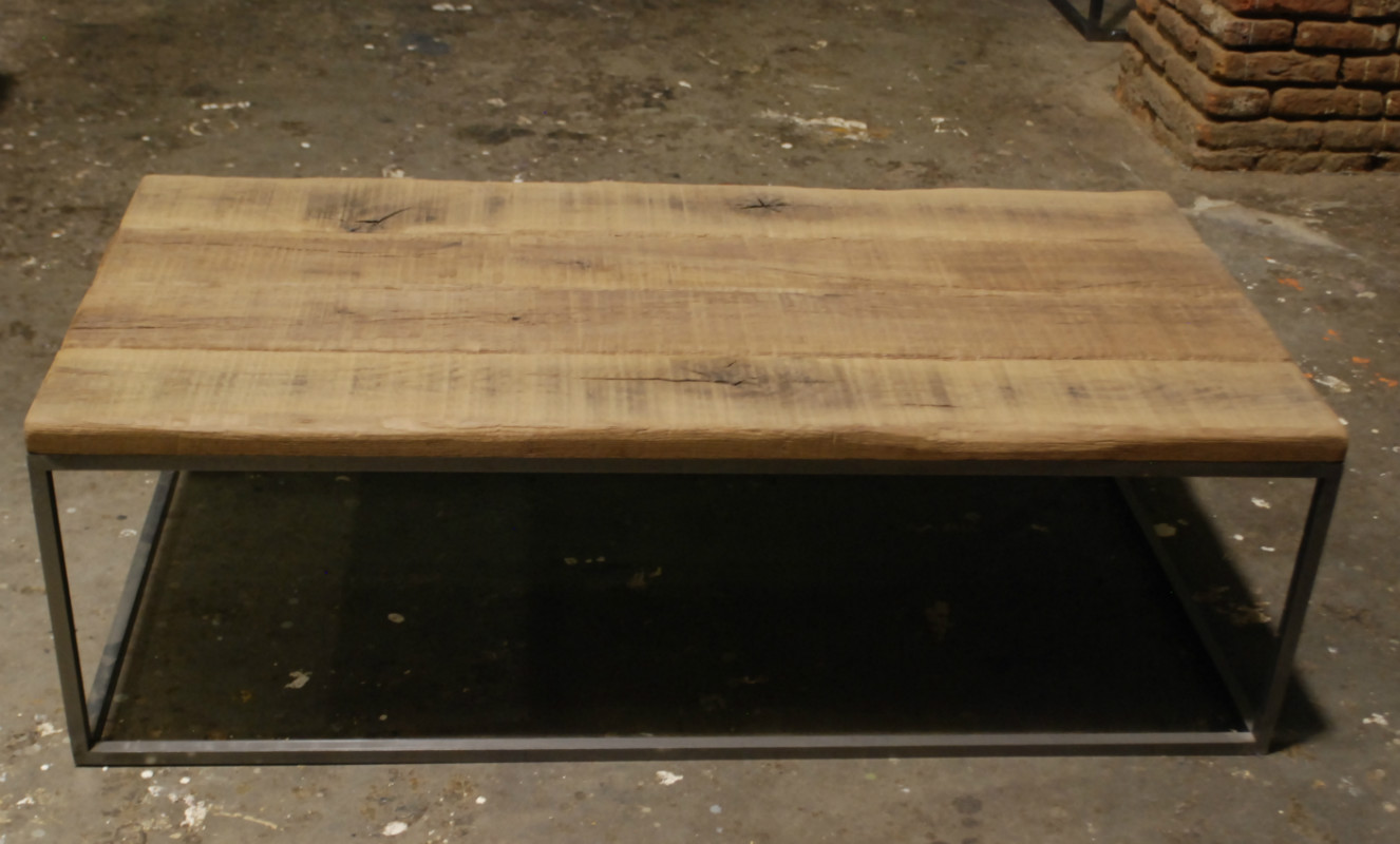 Salontafel gemaakt van een stalen frame met een eiken blad Tafel - Kleine tafels, bijzettafels en salontafels - Antieke tafels, tafels van oud hout. landelijke tafels. - De Interieur