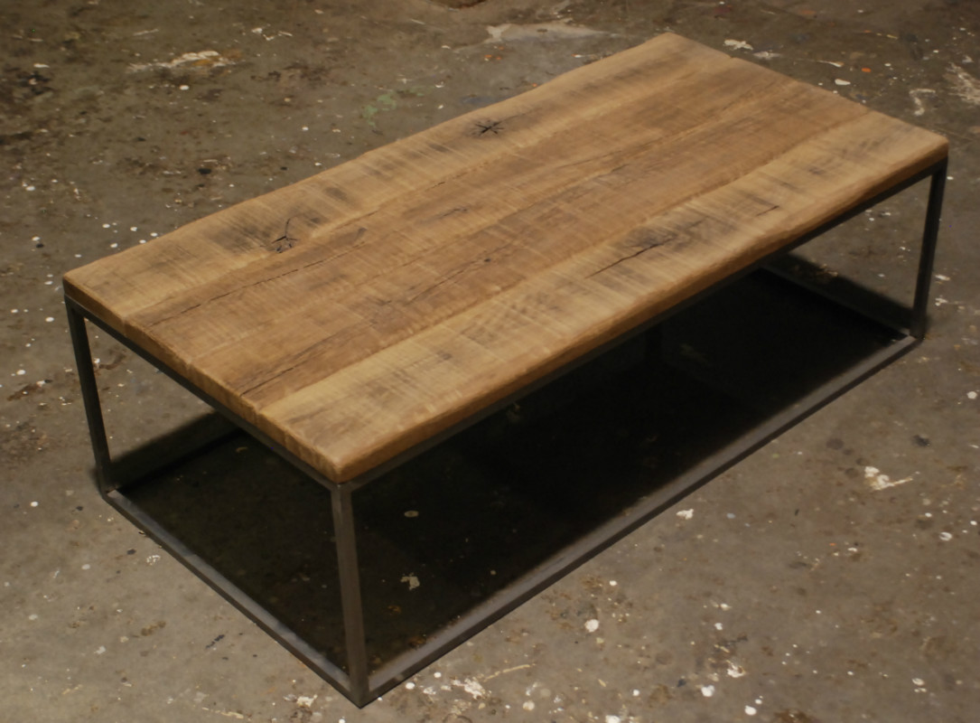 Salontafel gemaakt van een stalen frame met een eiken blad Tafel