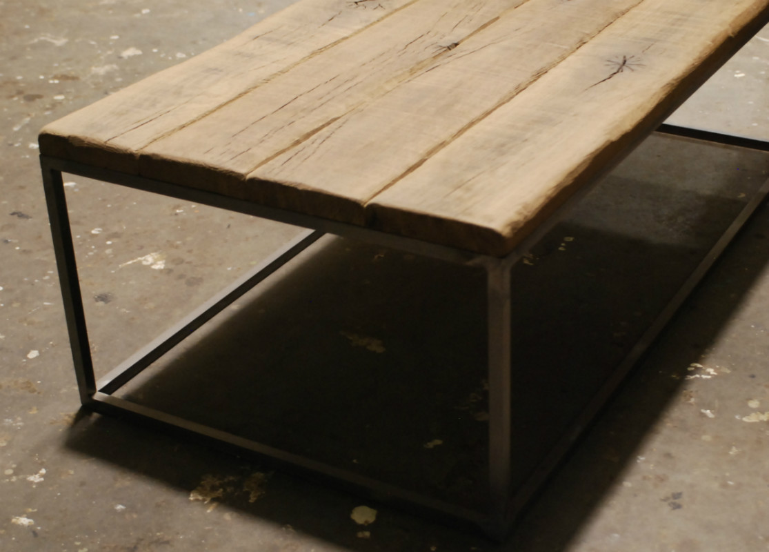 Salontafel gemaakt van een stalen frame met een eiken blad Tafel