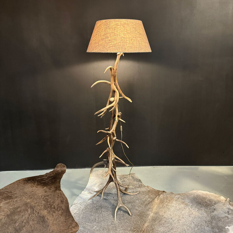 VG 105, Floor lamp made of red deer antlers